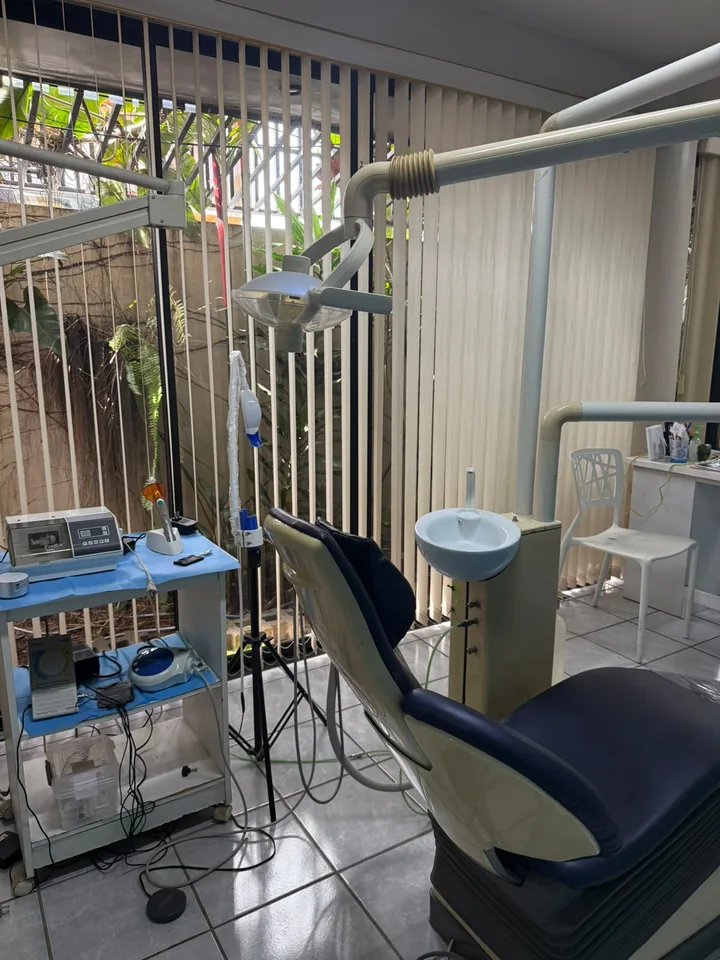 El sillón dental y el equipo del consultorio
